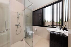 Comfort Townhome, Patio | Bathroom | Slippers - Spacious 3bd Townhouse in Laguna park (Choeng Thale)