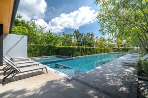 Una piscina al aire libre