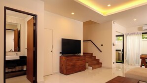 Residenza Comfort, patio | Area soggiorno | Smart TV 15 pollici con canali via cavo