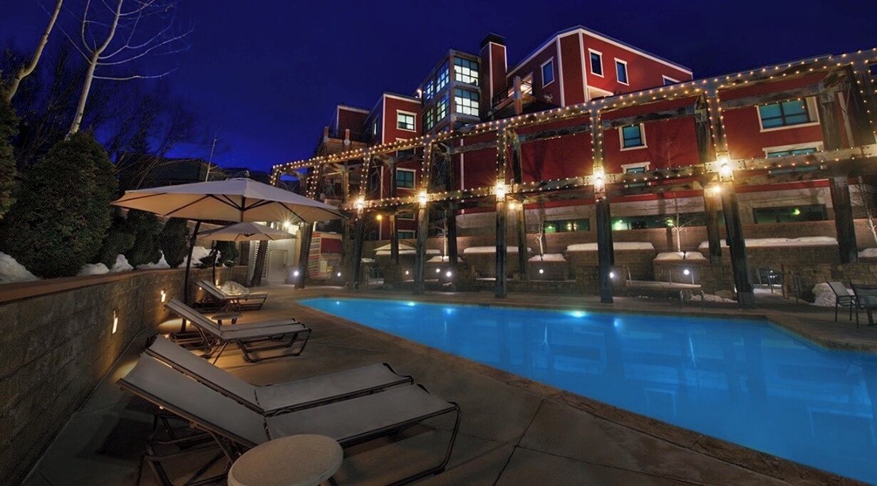 Utendørsbasseng og et oppvarmet basseng