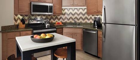 Een koelkast, een magnetron, een oven, een kookplaat