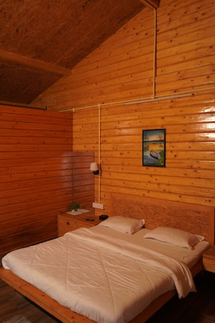 Espacio para trabajar con laptop, wifi gratis y ropa de cama