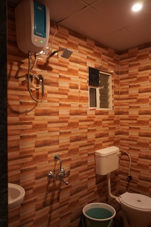 Deluxe Cottage, Balcony | Bathroom | Towels, soap, shampoo, toilet paper