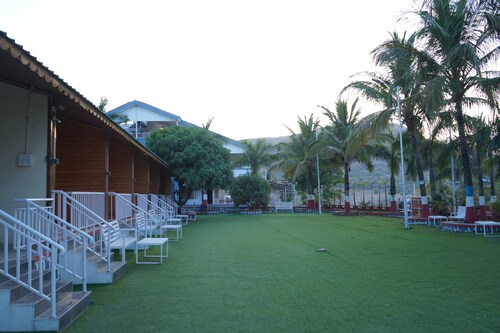 THE GREEN HILL RESORT 
