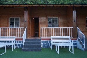 Deluxe Cottage, Balcony | Living area