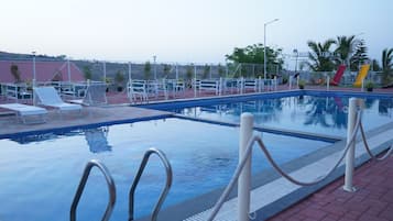 2 outdoor pools