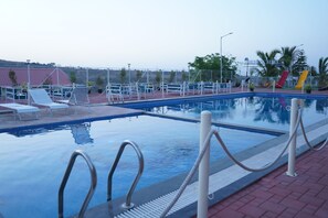 2 outdoor pools