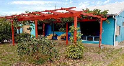 Honeysuckle Cottage - Classic beach shack