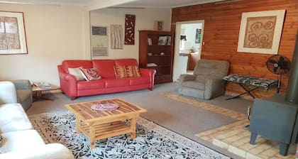 Honeysuckle Cottage - Classic beach shack