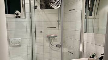 Haartrockner, HandtĂŒcher, Seife, Toilettenpapier