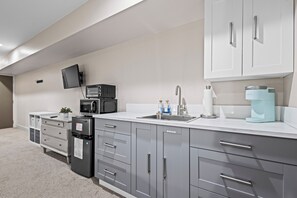 Kjøleskap, mikrobølgeovn, kaffetrakter/tekoker og brødrister