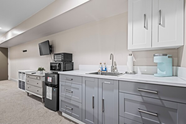 Een koelkast, een magnetron, een koffiezetapparaat/waterkoker