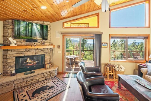 The Moose House By Destination Big Bear: 4 Bedroom Luxury Home! Gorgeous Views! HOT TUB! Gameroom!