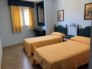 Twin Room | Desk, laptop workspace, free WiFi, wheelchair access - Pensión Rural La Fonda (Dúrcal)