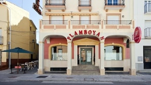 Un edificio con un letrero que dice "PLAMBOVAN" y un logotipo rojo.