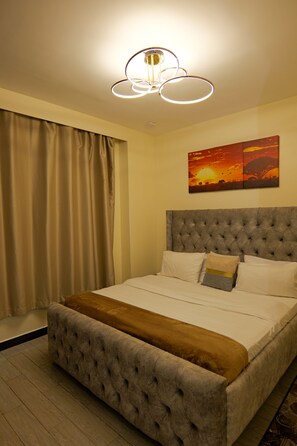 2 عدّة غرف نوم ومكواة/لوح كي وخدمة الإنترنت وملاءات أسرّة