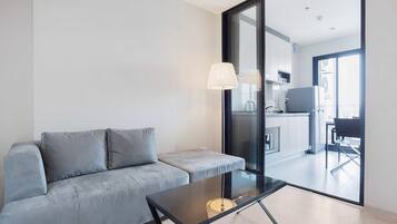 Condo, 1 Bedroom, Accessible, Smoking | Living room