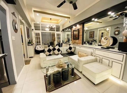 Awesome Condo Beside Eastwood Mall