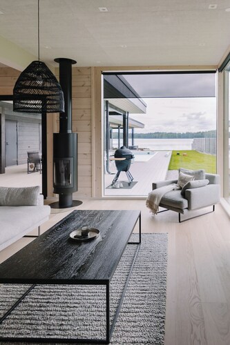 Uniikki talo omalla rannalla ja uima-altaalla