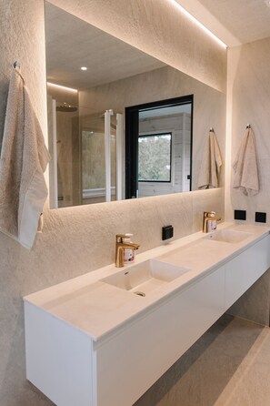 Dusche, Haartrockner, Handtücher, Seife