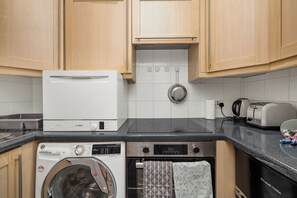 冷蔵庫、電子レンジ、オーブン、コンロ