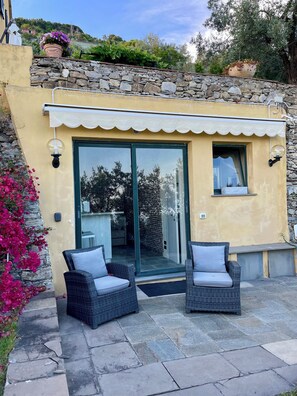 Exterior detail - Sea view cottage among olive trees (Genova)