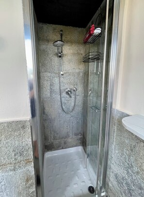 Ducha, secador de pelo, bidet, toallas