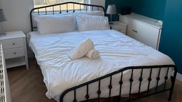 4 habitaciones, escritorio y tabla de planchar con plancha