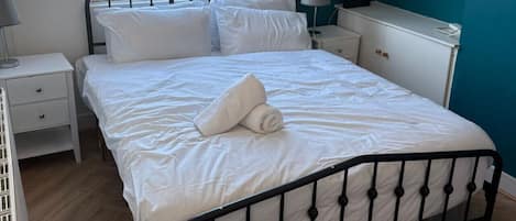 4 habitaciones, escritorio y tabla de planchar con plancha