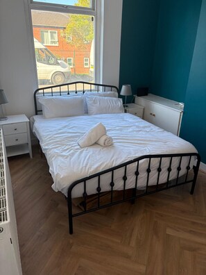 4 bedrooms, desk, iron/ironing board, travel crib