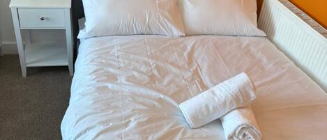 4 室のベッドルーム、デスク、アイロン / アイロン台、旅行用ベビーベッド