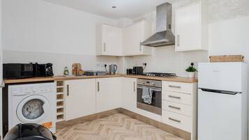 Microondas, horno, lavavajillas, cafetera/tetera