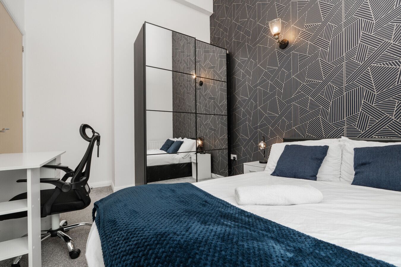 3 Schlafzimmer, Schreibtisch, Bügeleisen/Bügelbrett, Reisekinderbett