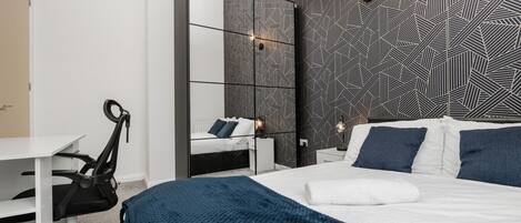 3 habitaciones, escritorio y tabla de planchar con plancha