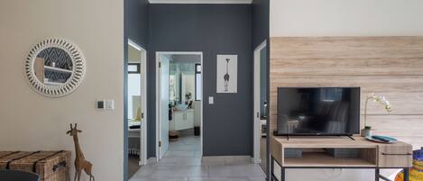 2 chambres, coffre-fort, bureau, fer et planche Ă repasser