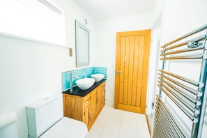 Shower, towels, soap, toilet paper - Spacious, Pet friendly 4 Bed, 3 Bath Villa + Hot Tub, 5 mins to Trearddur Beach (Trearddur Bay)