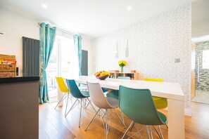 Dining - Spacious, Pet friendly 4 Bed, 3 Bath Villa + Hot Tub, 5 mins to Trearddur Beach (Trearddur Bay)