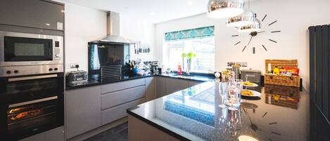 冷蔵庫、電子レンジ、オーブン、コンロ