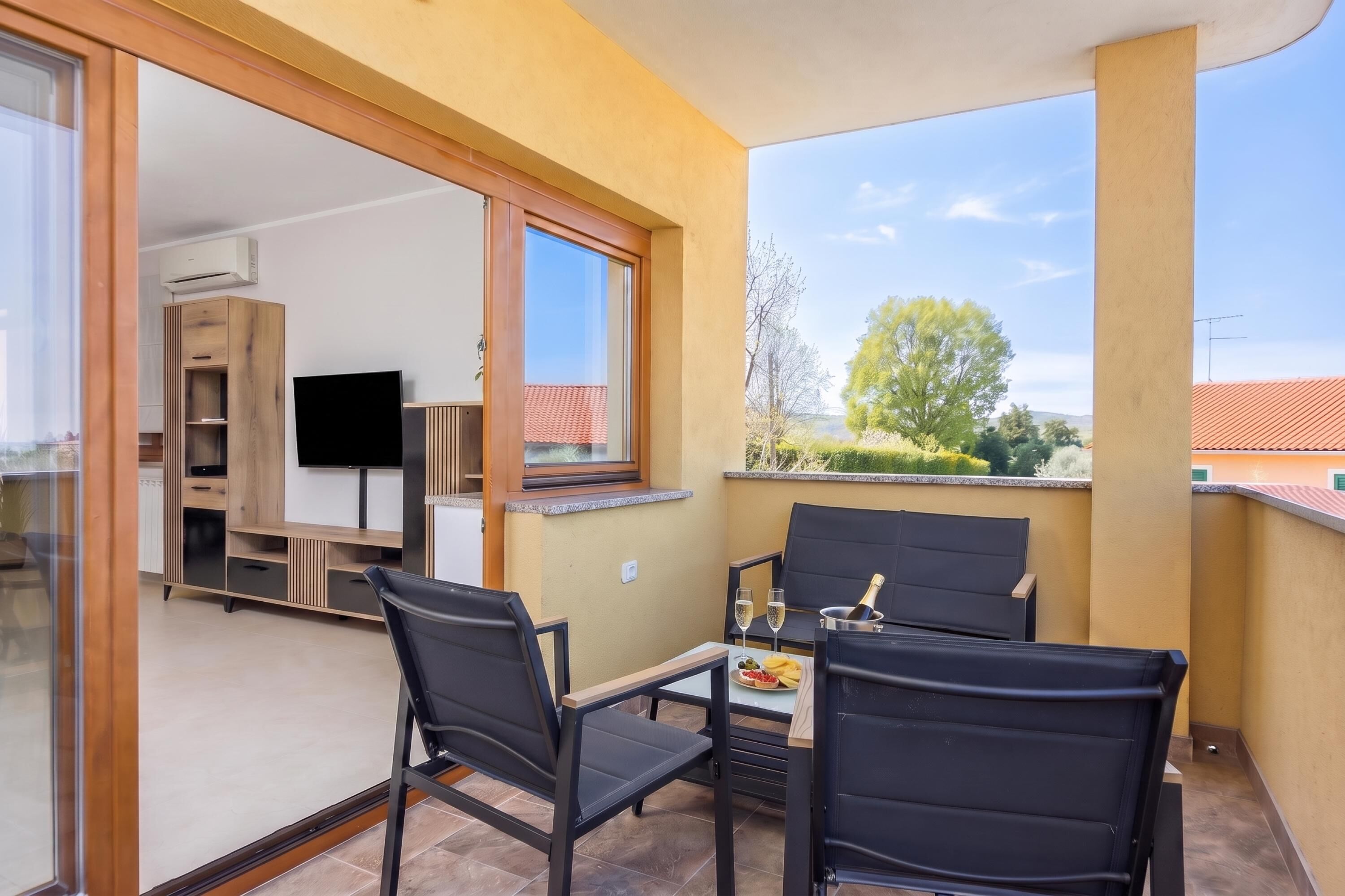 شقة عائلية - غرفتا نوم - بشرفة (Double D Modern Family Apartment near) | تناول الطعام بالخارج