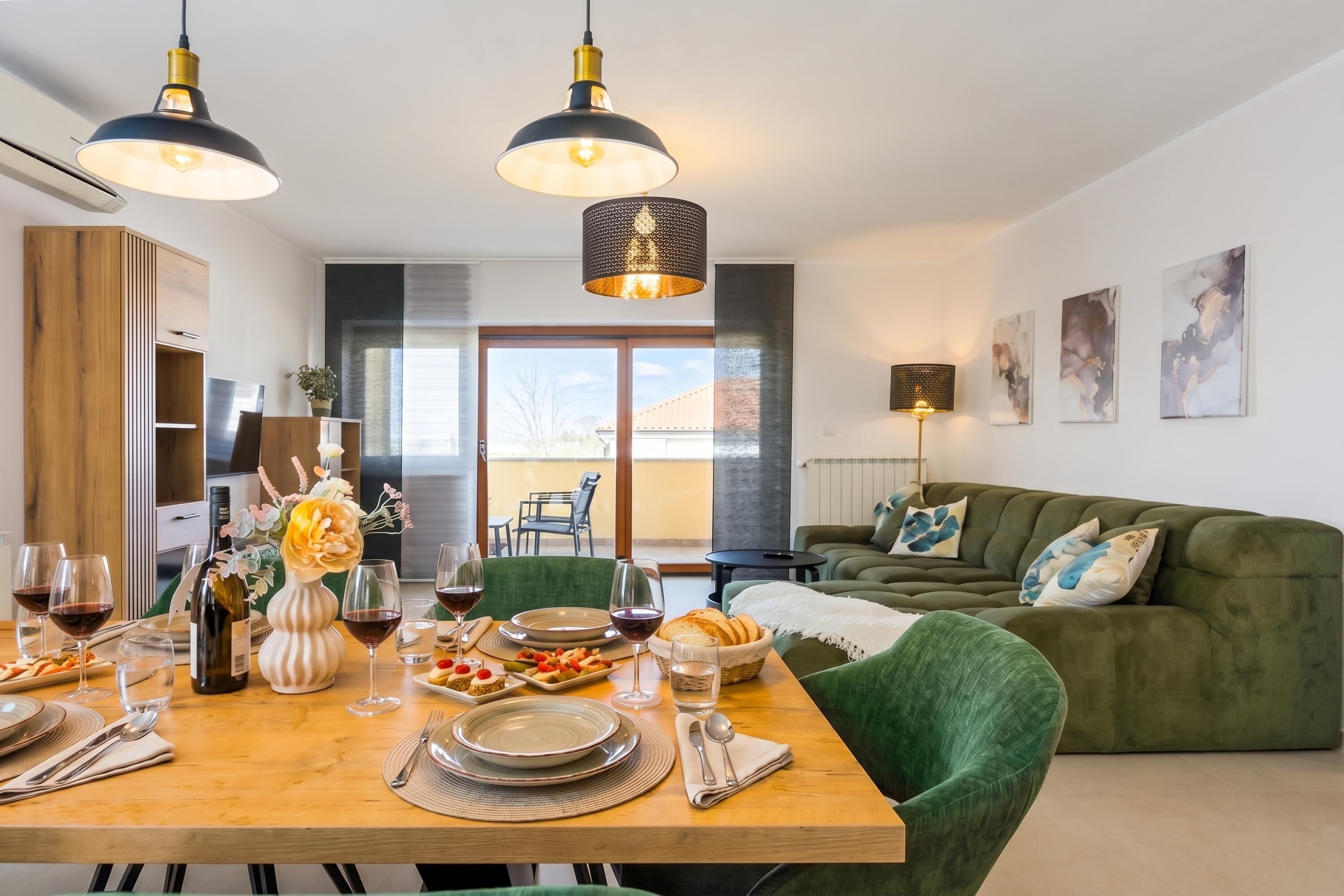 Familienapartment, 2 Schlafzimmer, Balkon (Double D Modern Family Apartment near) | Wohnbereich | Flachbildfernseher