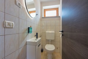 Family Apartment, Multiple Bedrooms (Spacious Apartment Double D) | Bathroom | Shower, hair dryer, bidet, towels - Spacious Apartment Double D (Koper)