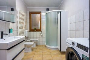 Family Apartment, Multiple Bedrooms (Spacious Apartment Double D) | Bathroom | Shower, hair dryer, bidet, towels - Spacious Apartment Double D (Koper)