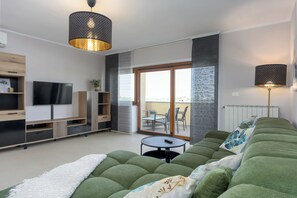 19-inch flat-screen TV with cable channels, fireplace - Spacious Apartment Double D (Koper)