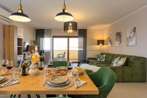 Departamento familiar, varias habitaciones (Spacious Apartment Double D) | Área de sala de estar | Televisión de pantalla plana de 19 pulgadas con canales por cable 