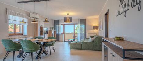 Family Apartment, Multiple Bedrooms (Seaview Apartment Double D) | Dining