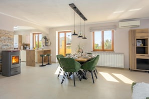 Family Apartment, Multiple Bedrooms (Spacious Apartment Double D) | Dining