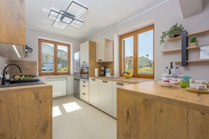 Appartement Familial, plusieurs chambres (Spacious Apartment Double D) | Cuisine privée