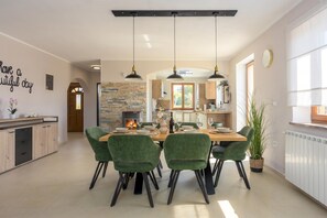 Family Apartment, Multiple Bedrooms (Spacious Apartment Double D) | Tempat makan