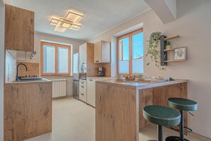 Réfrigérateur, four à micro-ondes, un four, surface de cuisson