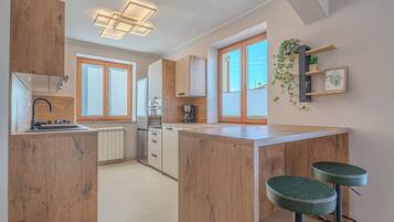 Fridge, microwave, oven, stovetop